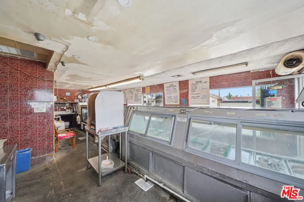 1021 W 101st Street Los Angeles, CA 90044