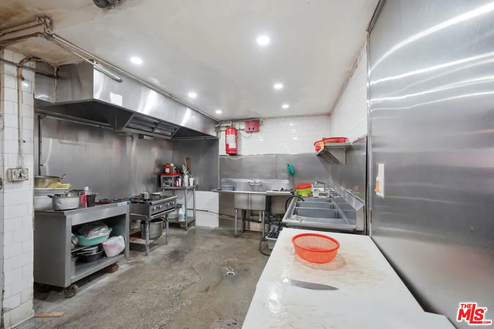 1021 W 101st Street Los Angeles, CA 90044