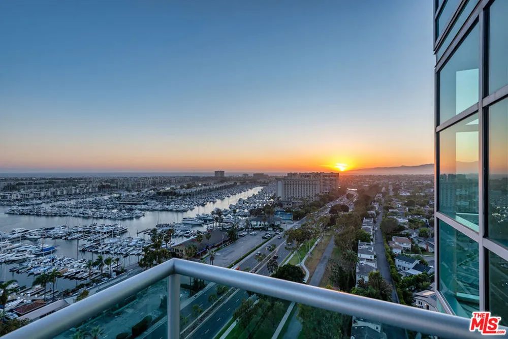 13700 Marina Pointe Drive #1903 Marina del Rey, CA 90292