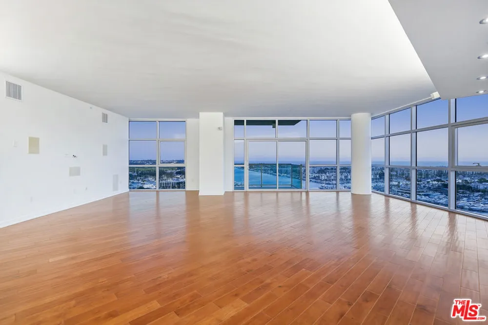 13700 Marina Pointe Drive #1903 Marina del Rey, CA 90292