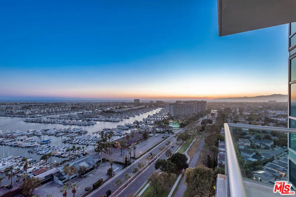 13700 Marina Pointe Drive #1903 Marina del Rey, CA 90292