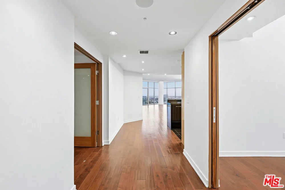 13700 Marina Pointe Drive #1903 Marina del Rey, CA 90292