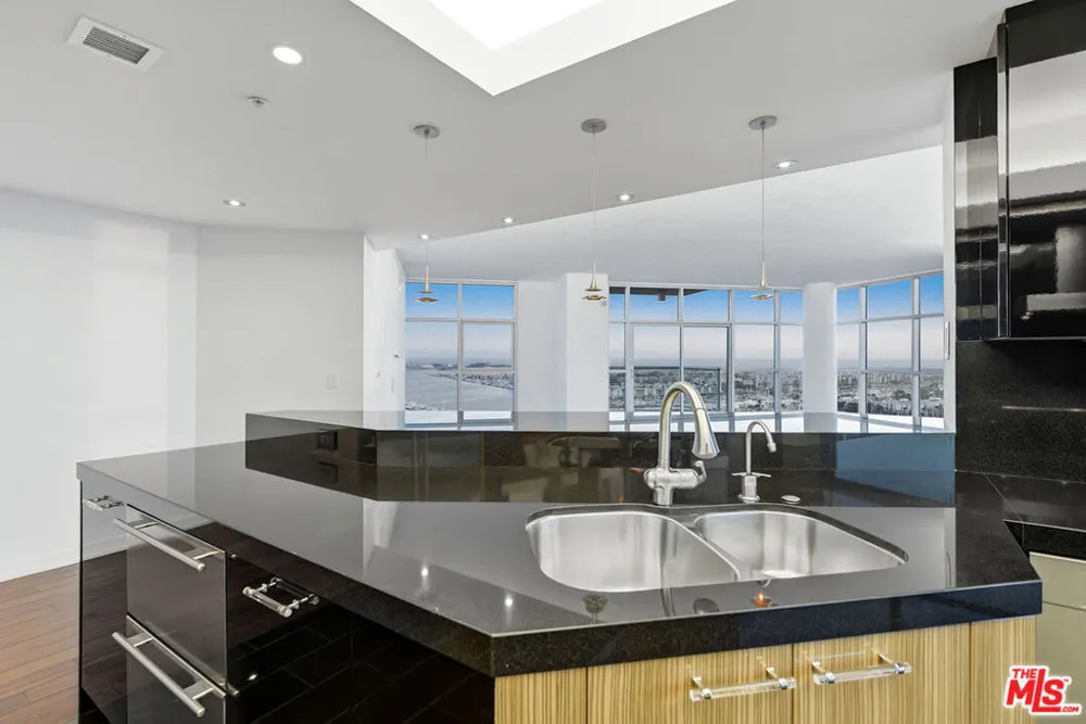 13700 Marina Pointe Drive #1903 Marina del Rey, CA 90292