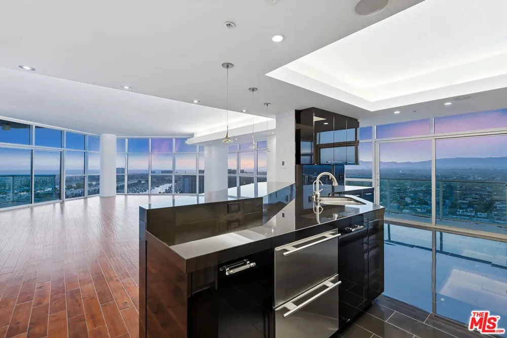 13700 Marina Pointe Drive #1903 Marina del Rey, CA 90292