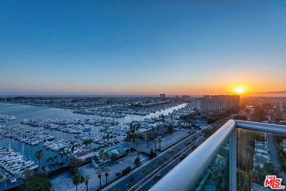 13700 Marina Pointe Drive #1903 Marina del Rey, CA 90292