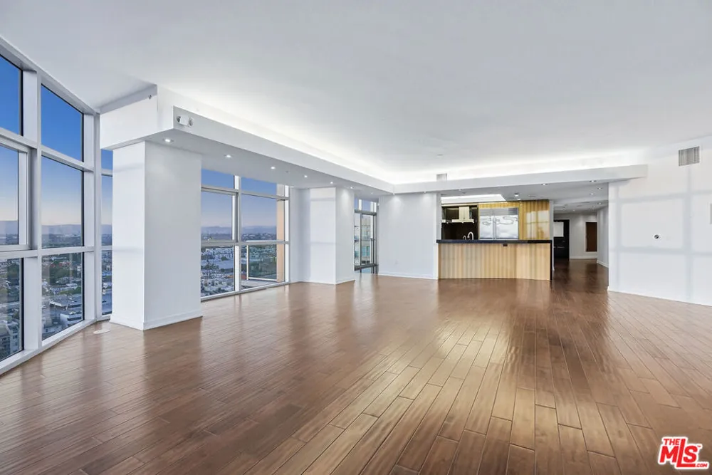 13700 Marina Pointe Drive #1903 Marina del Rey, CA 90292