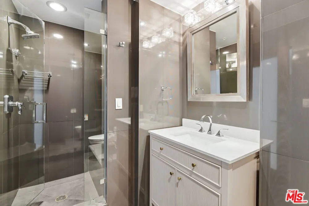 13700 Marina Pointe Drive #1903 Marina del Rey, CA 90292
