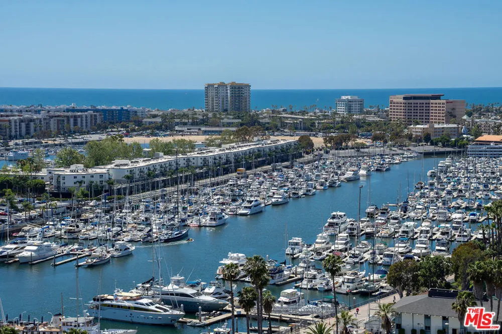 13700 Marina Pointe Drive #1903 Marina del Rey, CA 90292