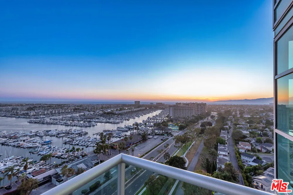13700 Marina Pointe Drive #1903 Marina del Rey, CA 90292