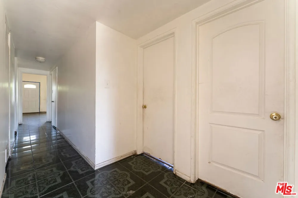9870 Woodale Avenue Arleta, CA 91331