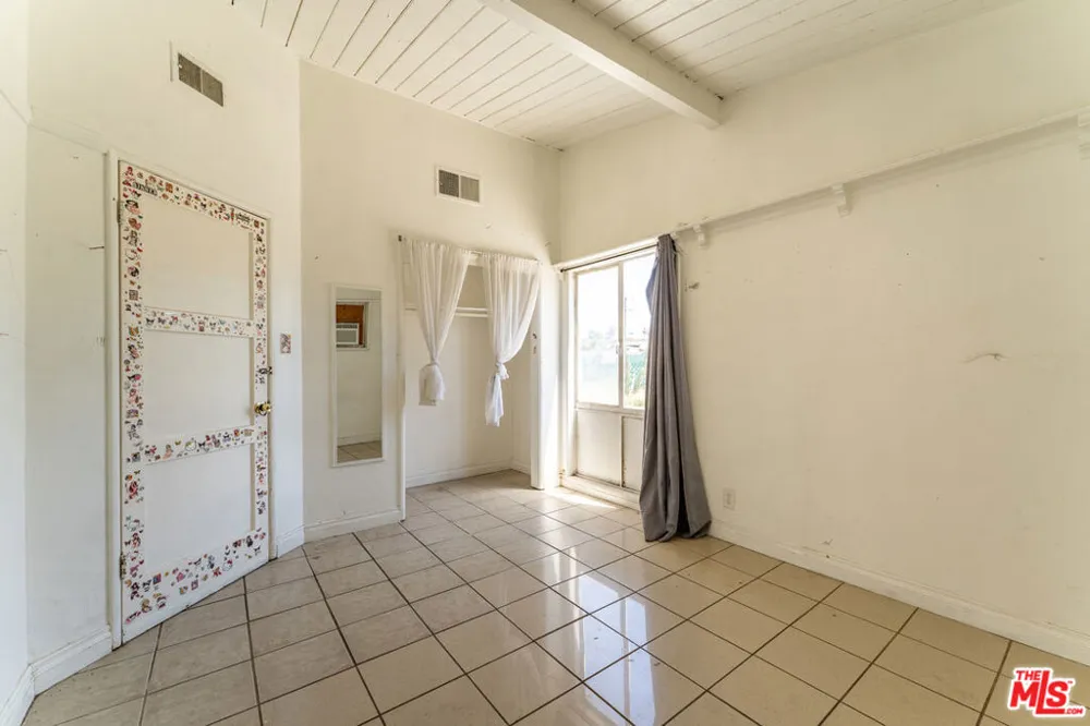 9870 Woodale Avenue Arleta, CA 91331