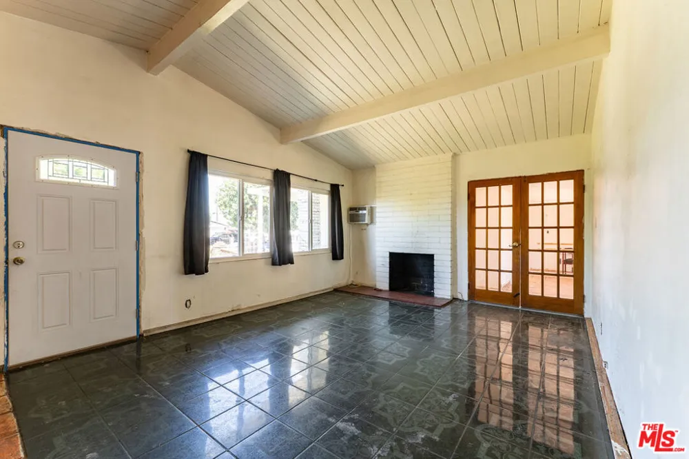 9870 Woodale Avenue Arleta, CA 91331