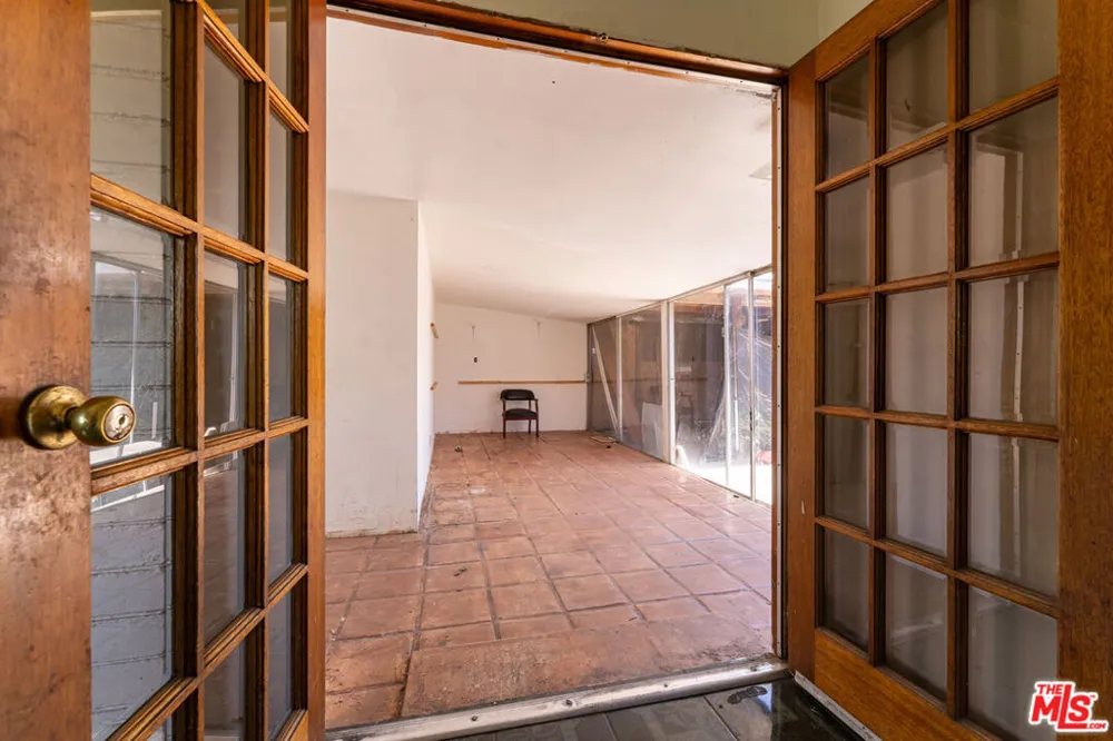 9870 Woodale Avenue Arleta, CA 91331