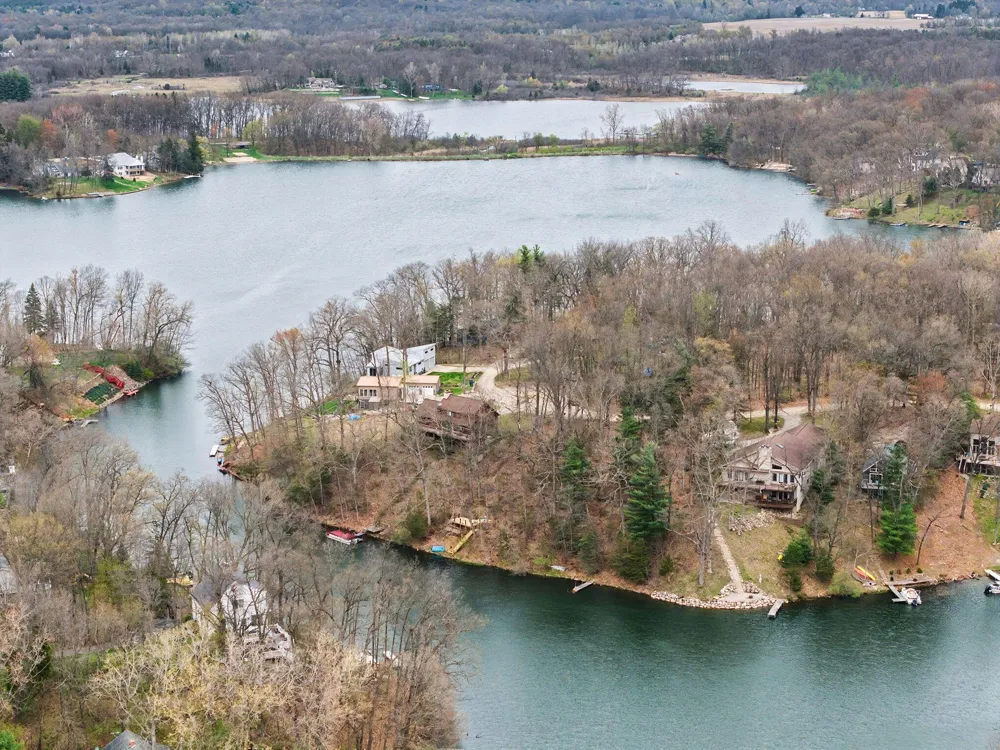 132 Hollybrook Ct Jerome, MI 49249