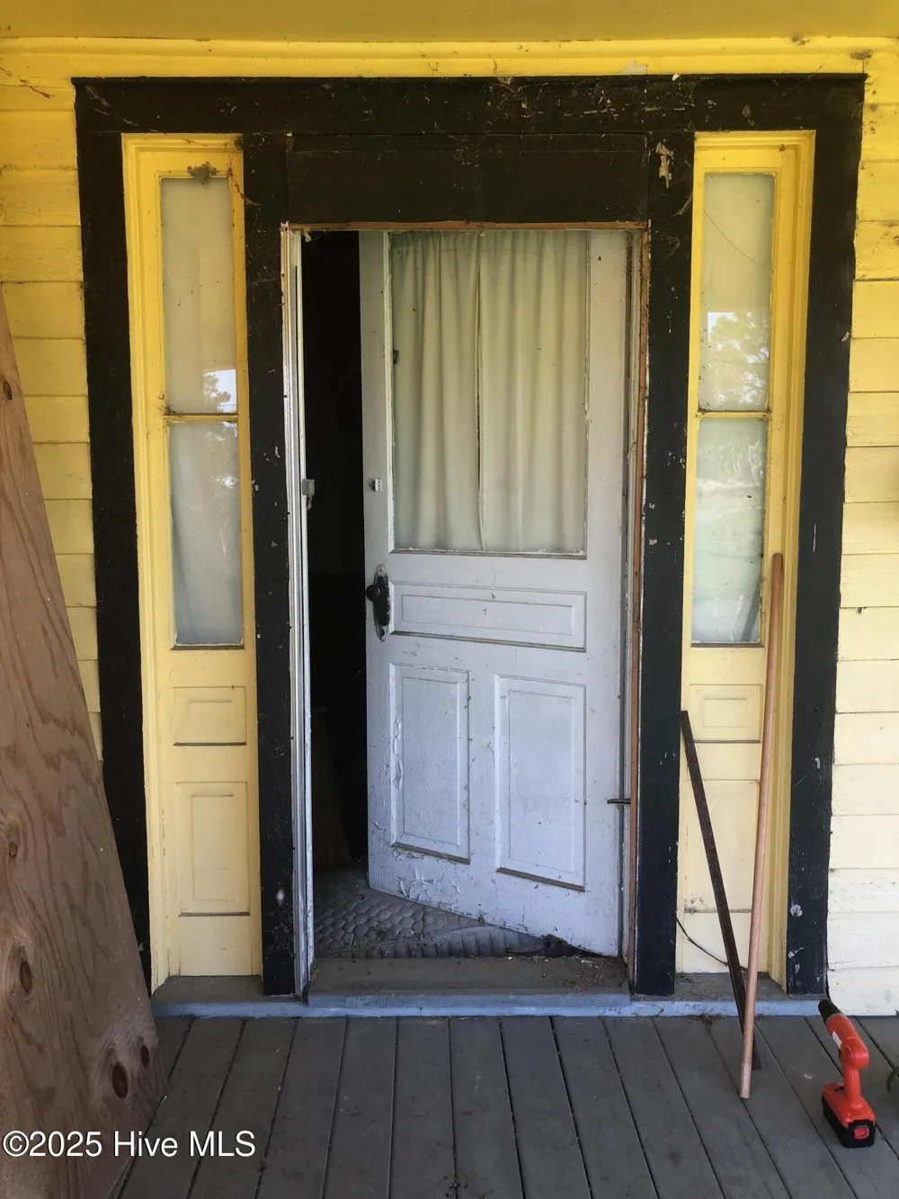 212 West Avenue Oak City, NC 27857