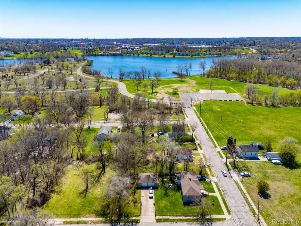 91 Lake Street Pontiac City, MI 48341