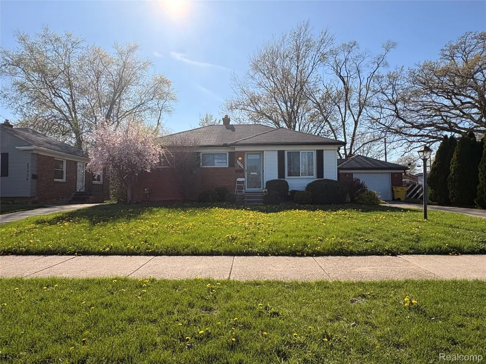 23349 Roxana Avenue Eastpointe City, MI 48021