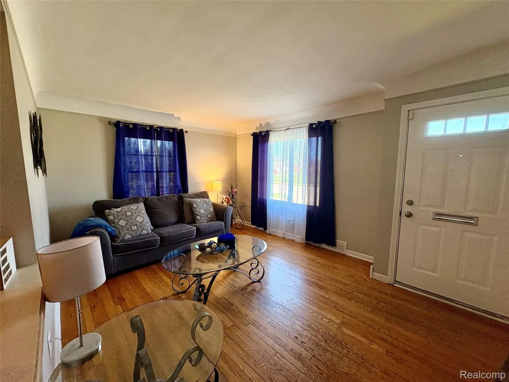 23349 Roxana Avenue Eastpointe City, MI 48021