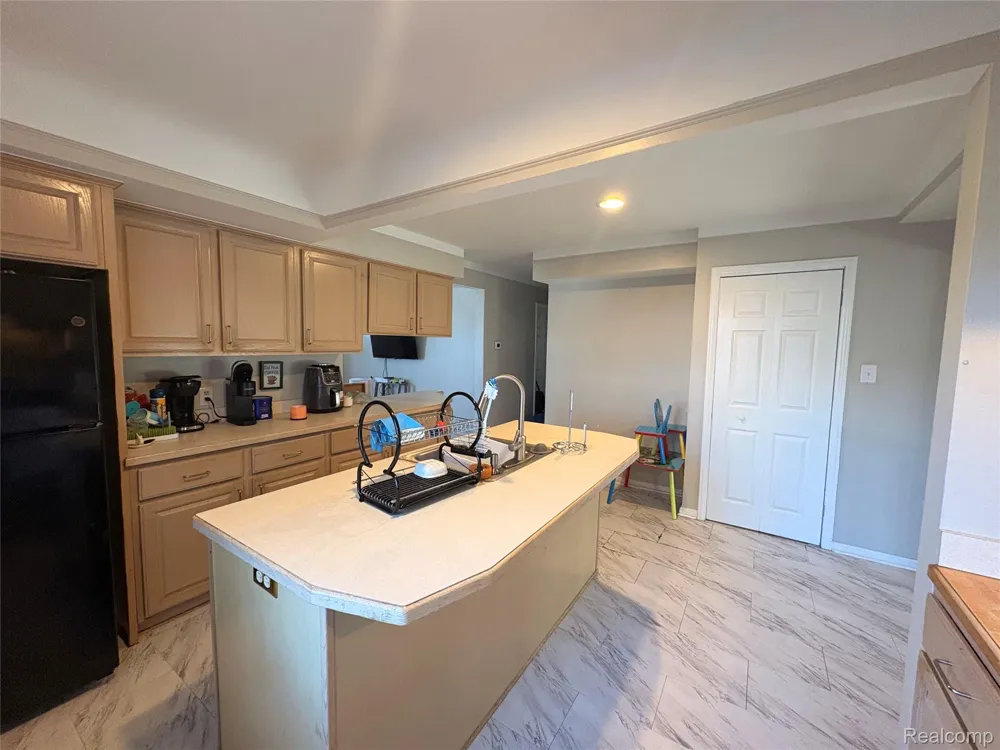 23349 Roxana Avenue Eastpointe City, MI 48021