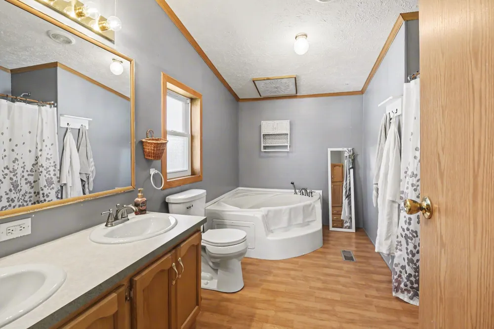 4664 S Eden Lake Road Eden Township, MI 49405