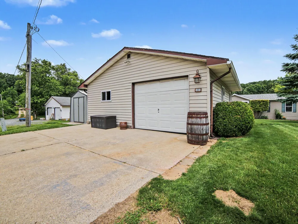 4664 S Eden Lake Road Eden Township, MI 49405