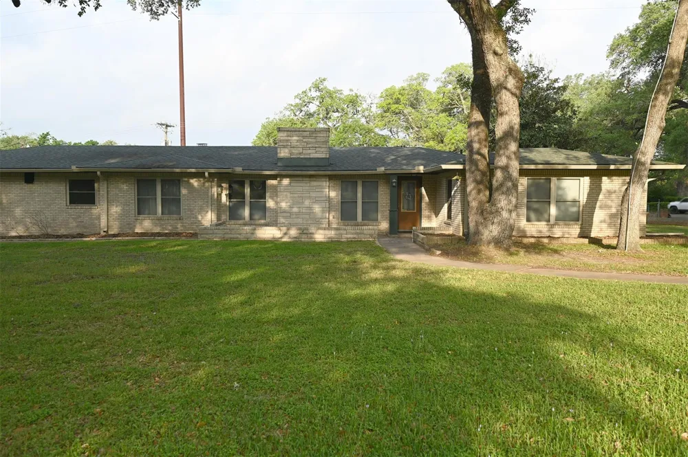 1013 Quail Lane Eagle Lake, TX 77434