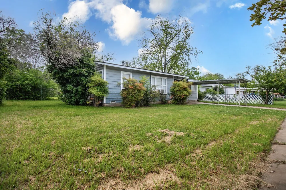 1928 S Walnut Street Brady, TX 76825