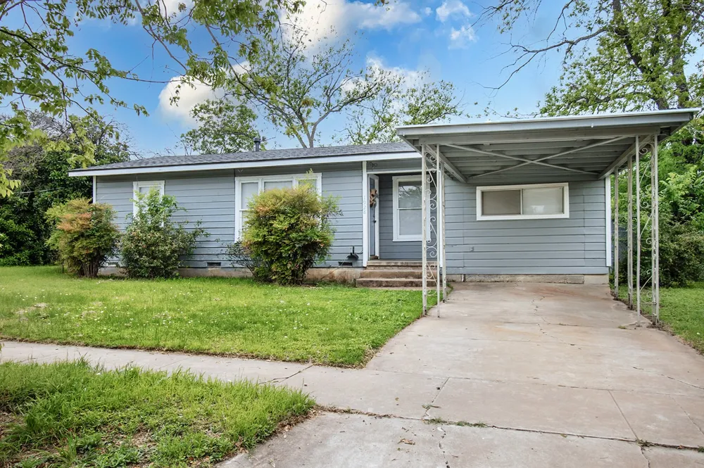 1928 S Walnut Street Brady, TX 76825