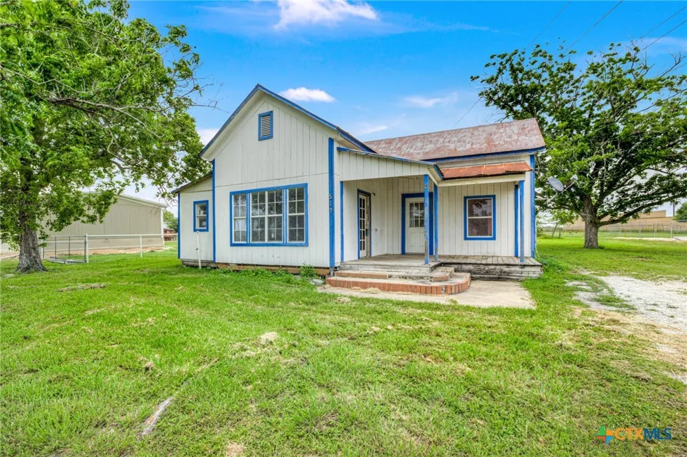 517 Center St Marion, TX 78124