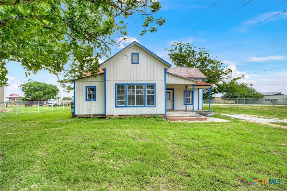 517 Center St Marion, TX 78124