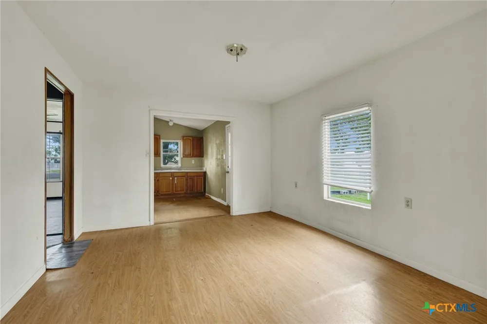 517 Center St Marion, TX 78124