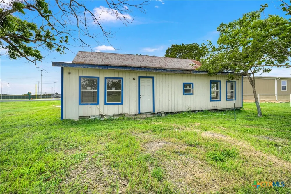 517 Center St Marion, TX 78124