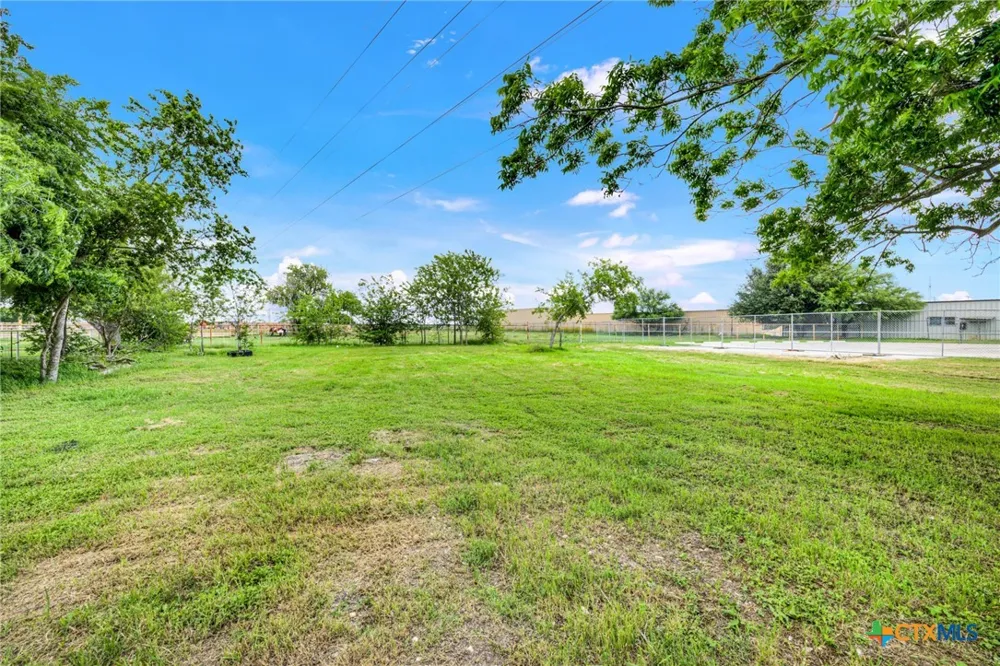 517 Center St Marion, TX 78124