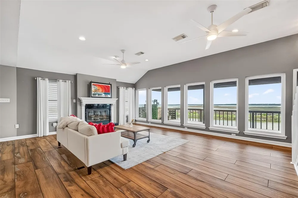 925 Bonita Street Bayou Vista, TX 77563