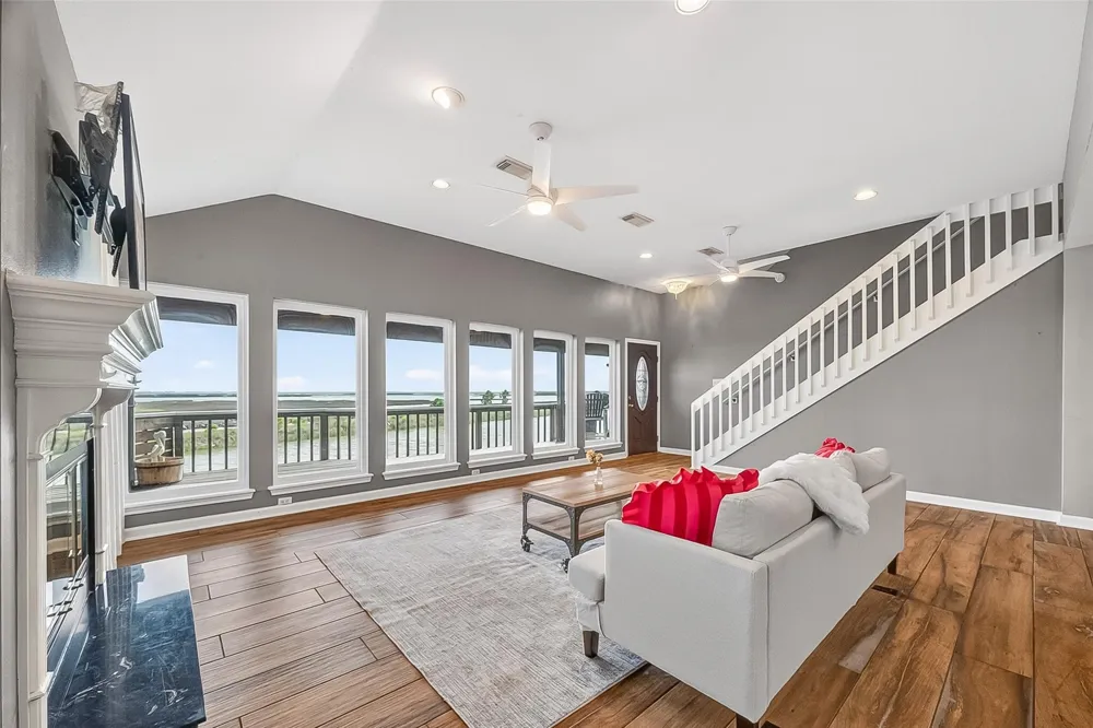 925 Bonita Street Bayou Vista, TX 77563