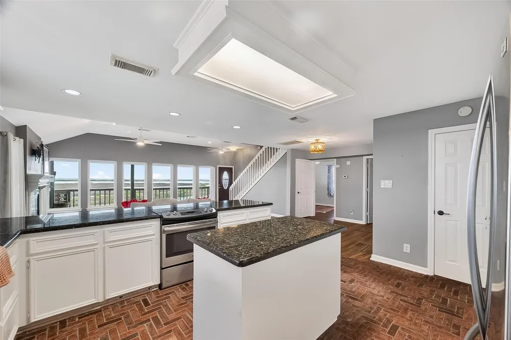 925 Bonita Street Bayou Vista, TX 77563