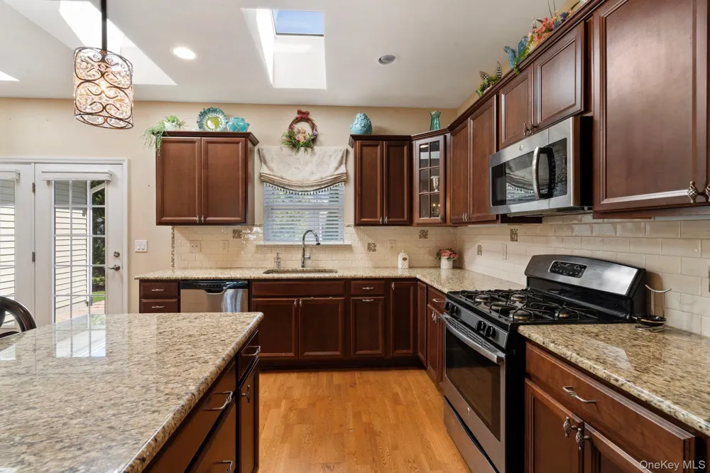 156 Stoneleigh Drive Riverhead, NY 11901