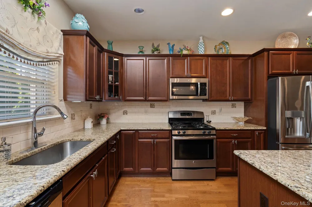 156 Stoneleigh Drive Riverhead, NY 11901