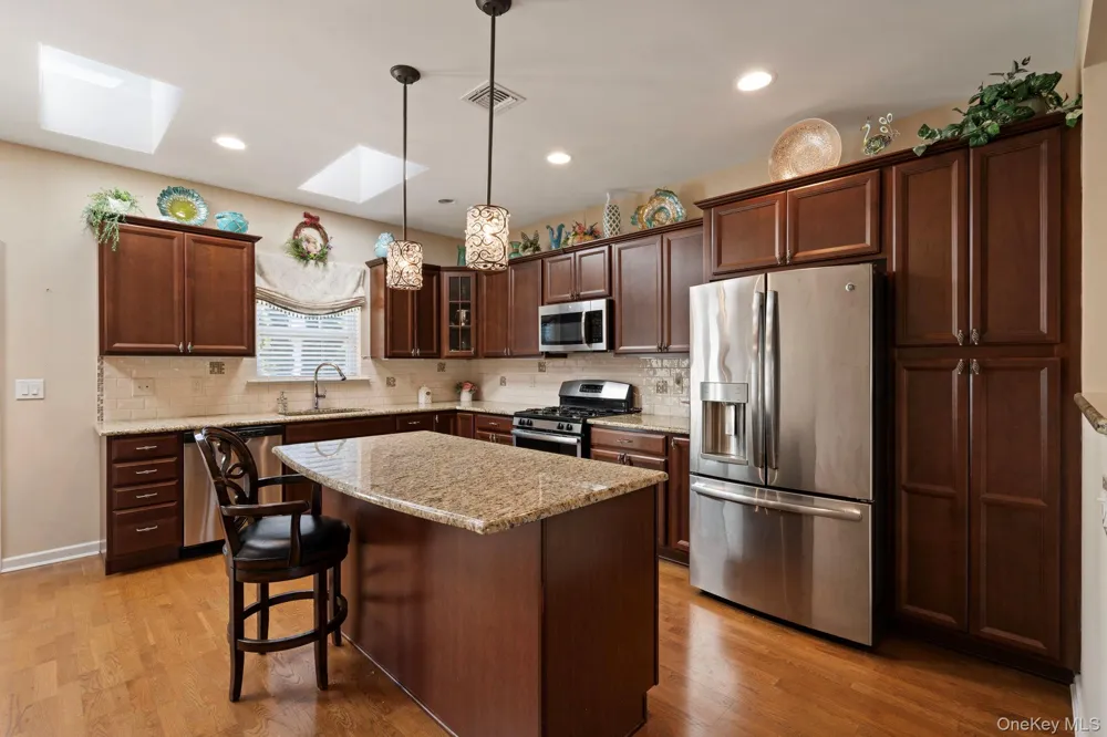 156 Stoneleigh Drive Riverhead, NY 11901