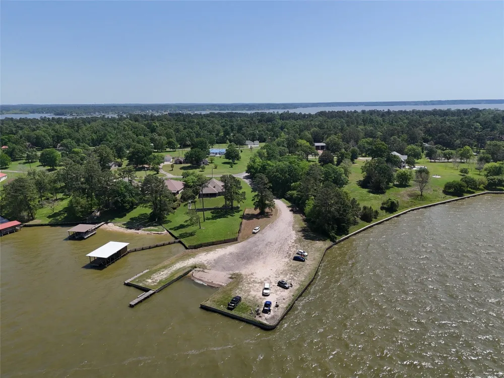 305 Oak Ridge Drive Onalaska, TX 77360