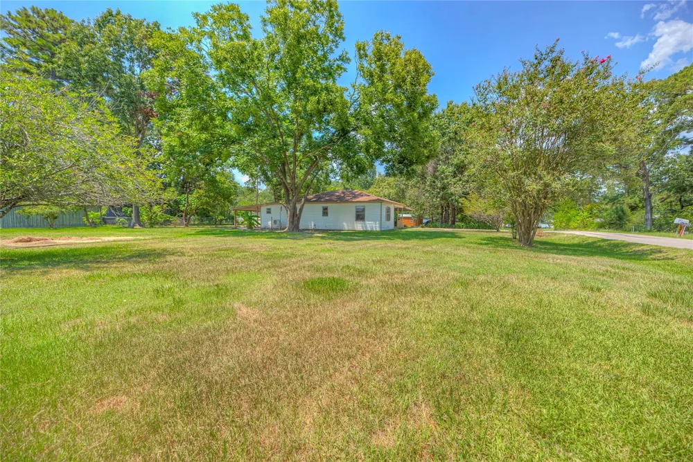 305 Oak Ridge Drive Onalaska, TX 77360