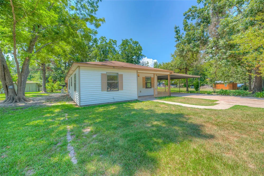 305 Oak Ridge Drive Onalaska, TX 77360