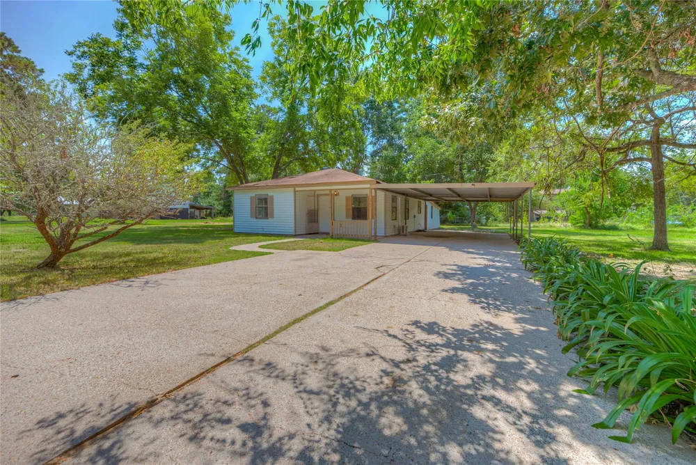 305 Oak Ridge Drive Onalaska, TX 77360