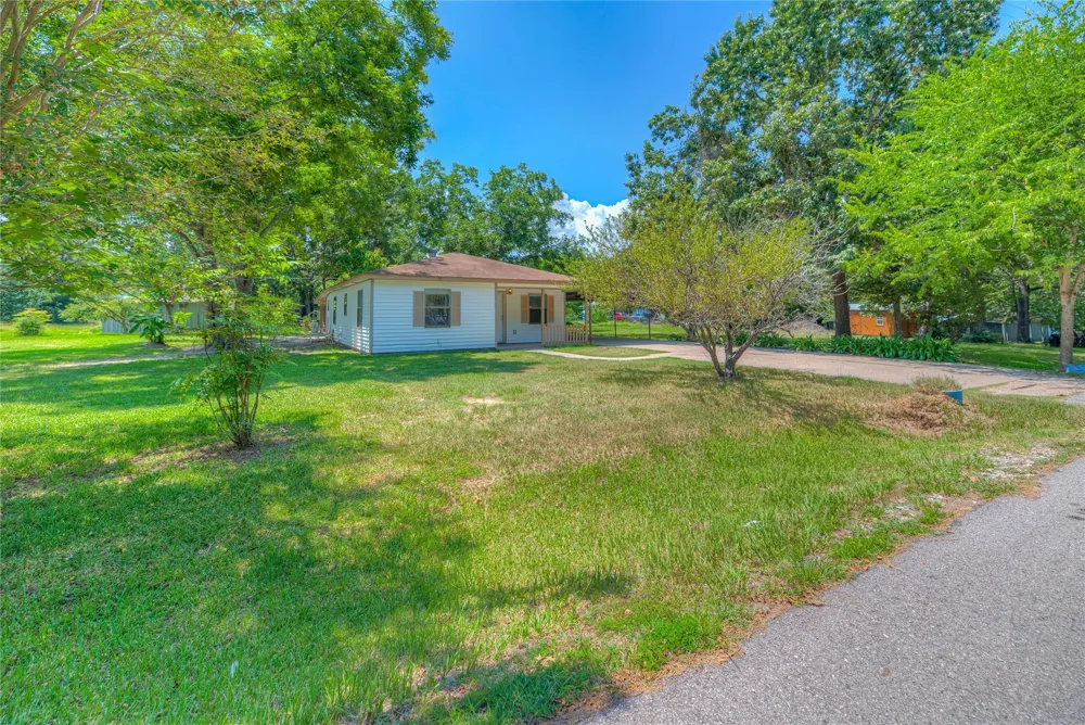305 Oak Ridge Drive Onalaska, TX 77360