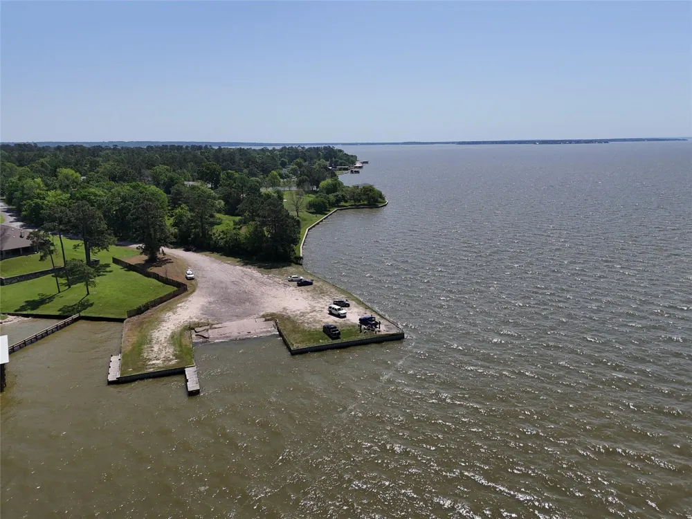 305 Oak Ridge Drive Onalaska, TX 77360