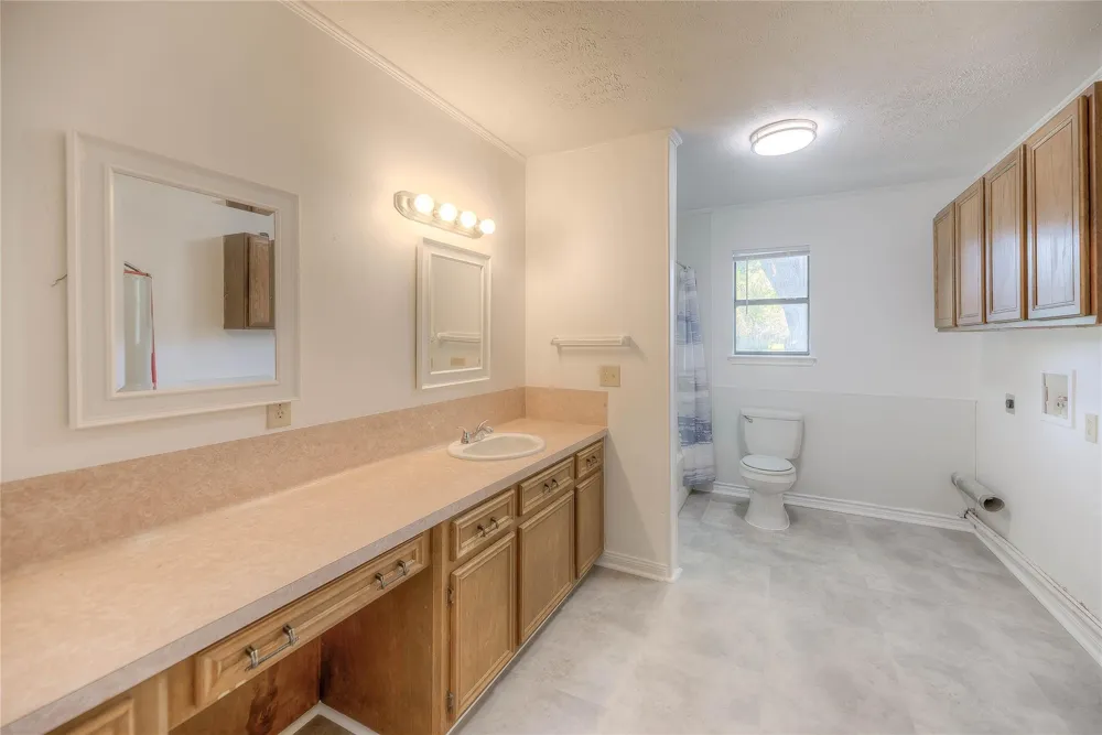 305 Oak Ridge Drive Onalaska, TX 77360