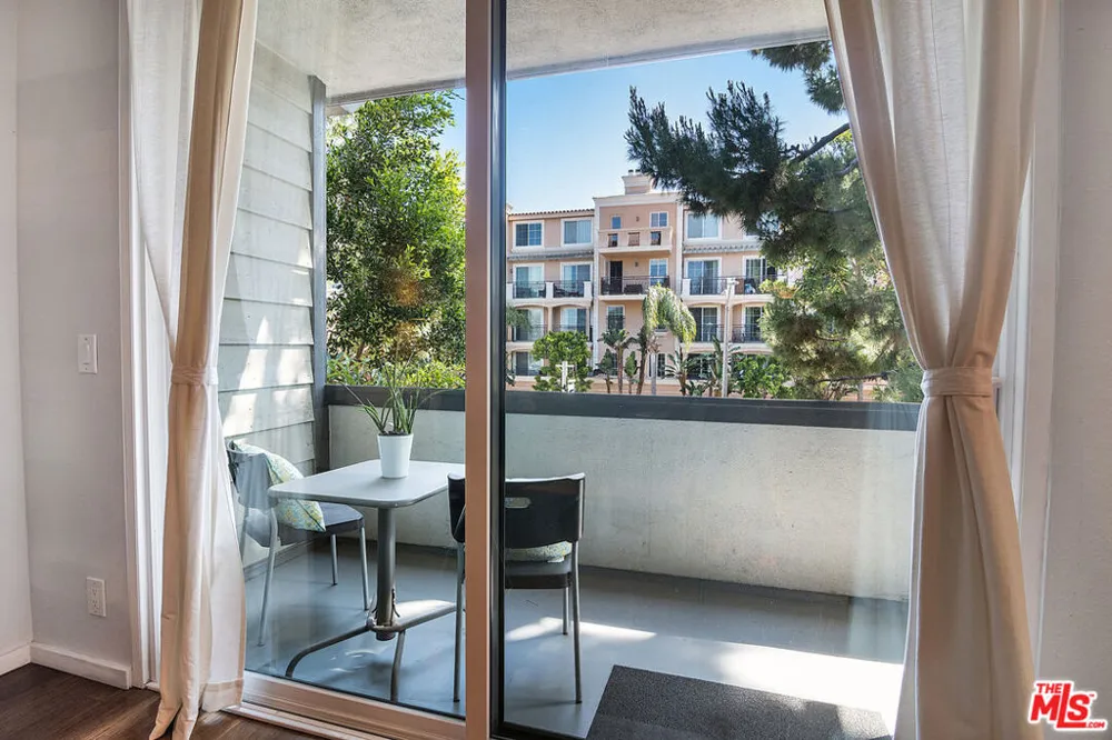 306 Bora Bora Way #202 Marina del Rey, CA 90292