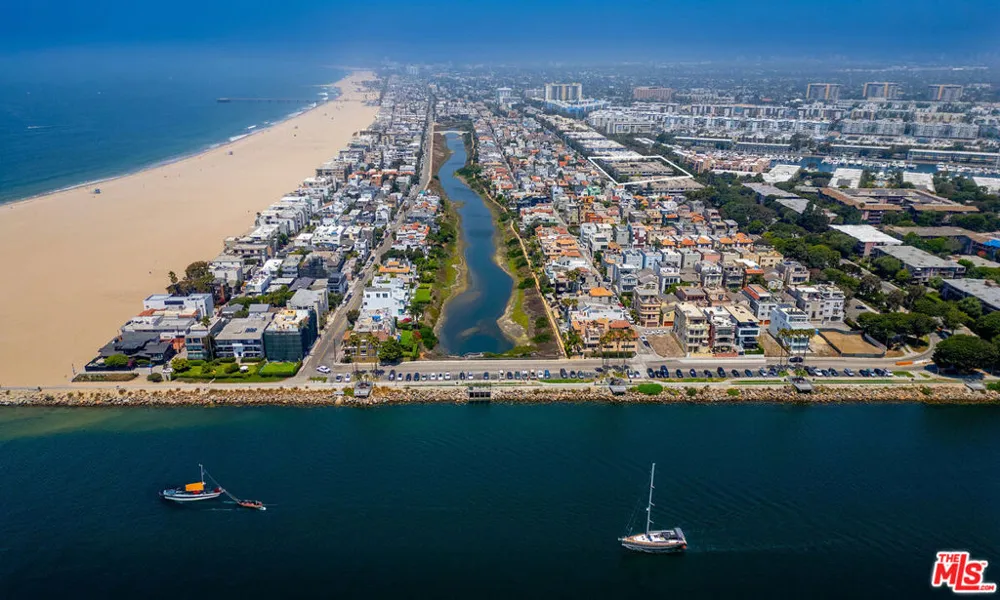 306 Bora Bora Way #202 Marina del Rey, CA 90292