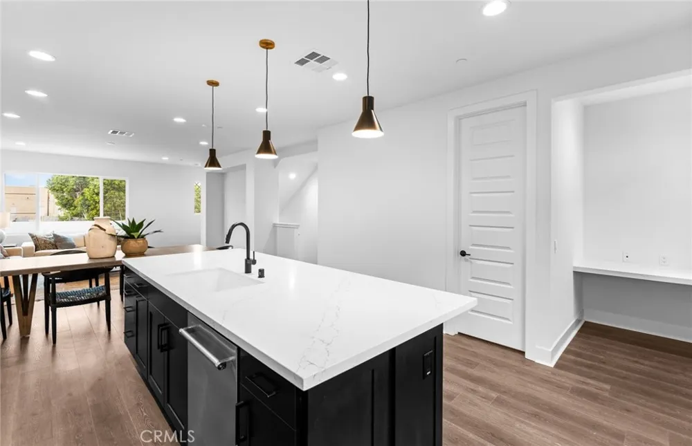 102 Sorrel Court Burbank, CA 91506