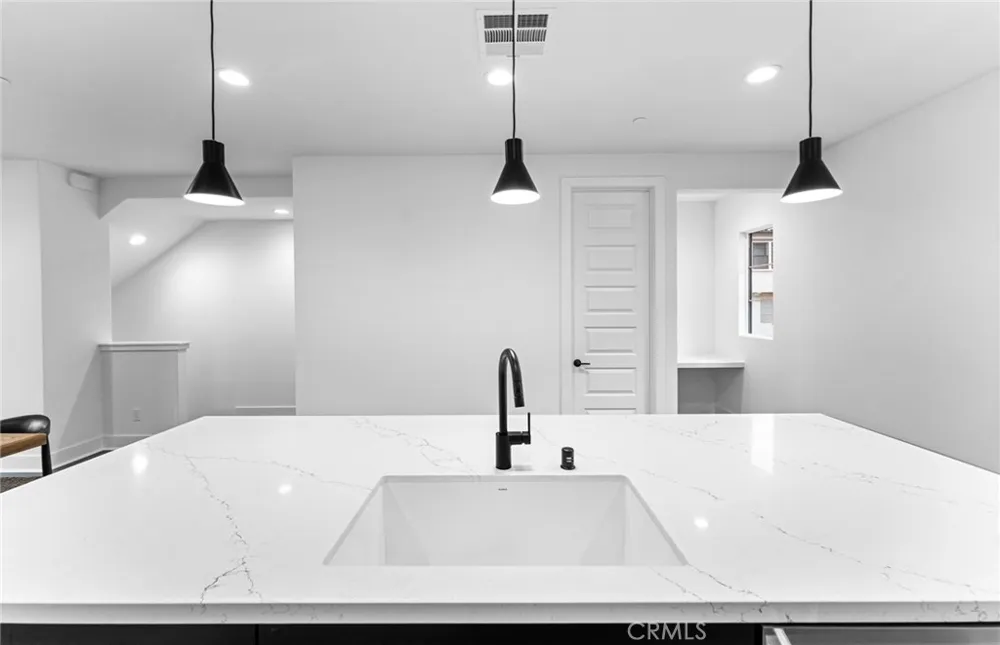 102 Sorrel Court Burbank, CA 91506